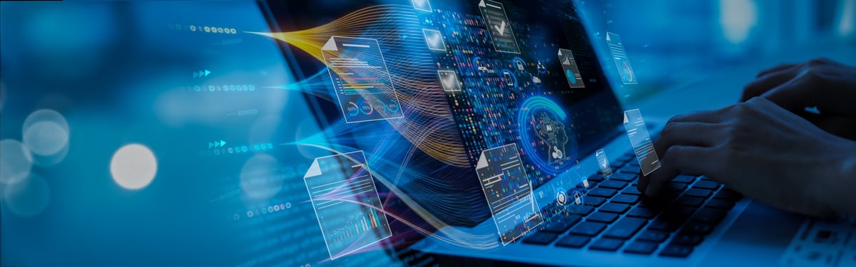Persona organizando documentos e inventario digitalmente, concepto de gestión y control de información
